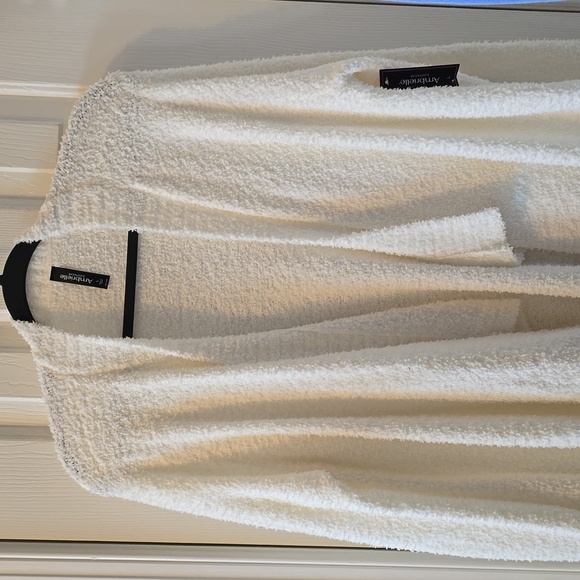 AMBRIELLE BRAND WOMEN'S "POLAR BEAR" WHITE WARM, SOFT ROBE SIZE LARGE - Picture 1 of 16
